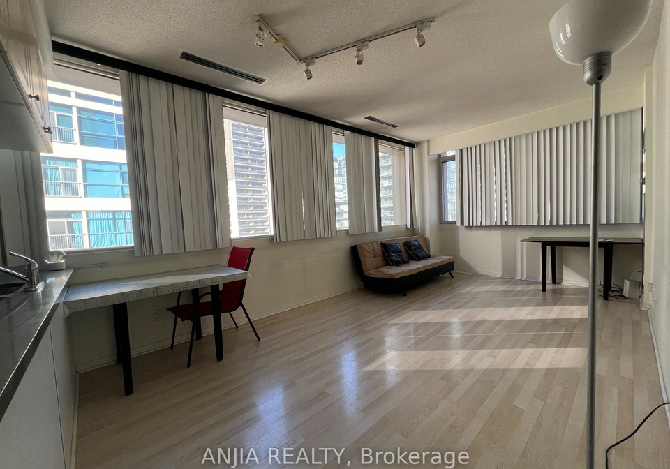555-yonge-street-toronto-ontario-c12439968