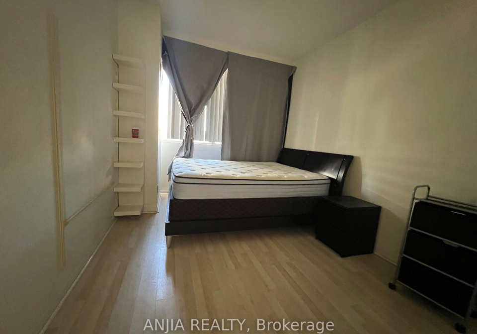 555-yonge-street-toronto-ontario-c12439968