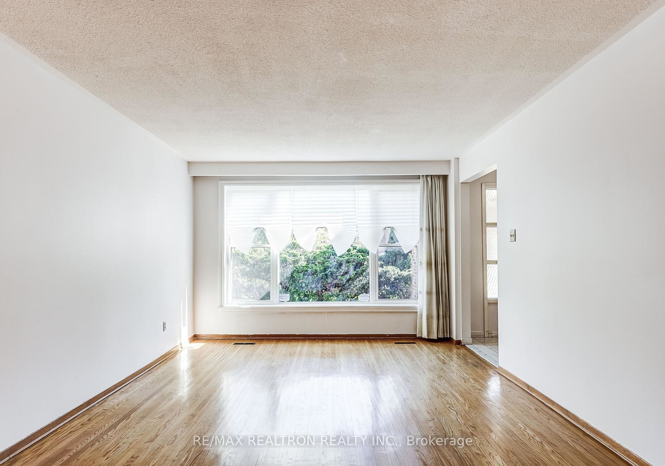 18-axsmith-crescent-north-york-ontario-c12440343