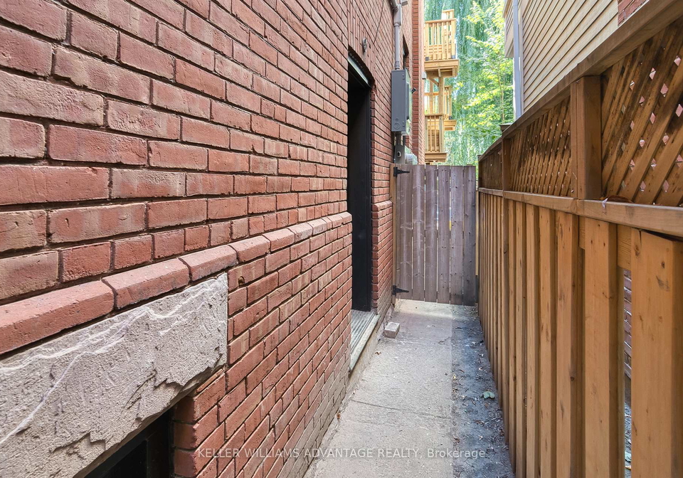 42-delaware-avenue-s-toronto-ontario-c12446879
