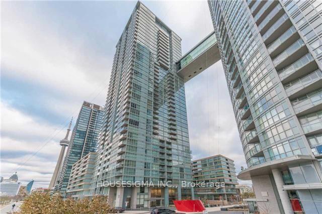 15-iceboat-terrace-toronto-ontario-c12450972