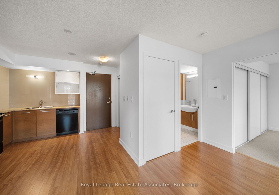 8-telegram-mews-toronto-ontario-c12478714