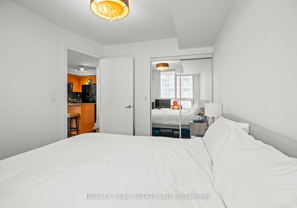 16-yonge-street-toronto-ontario-c12479344