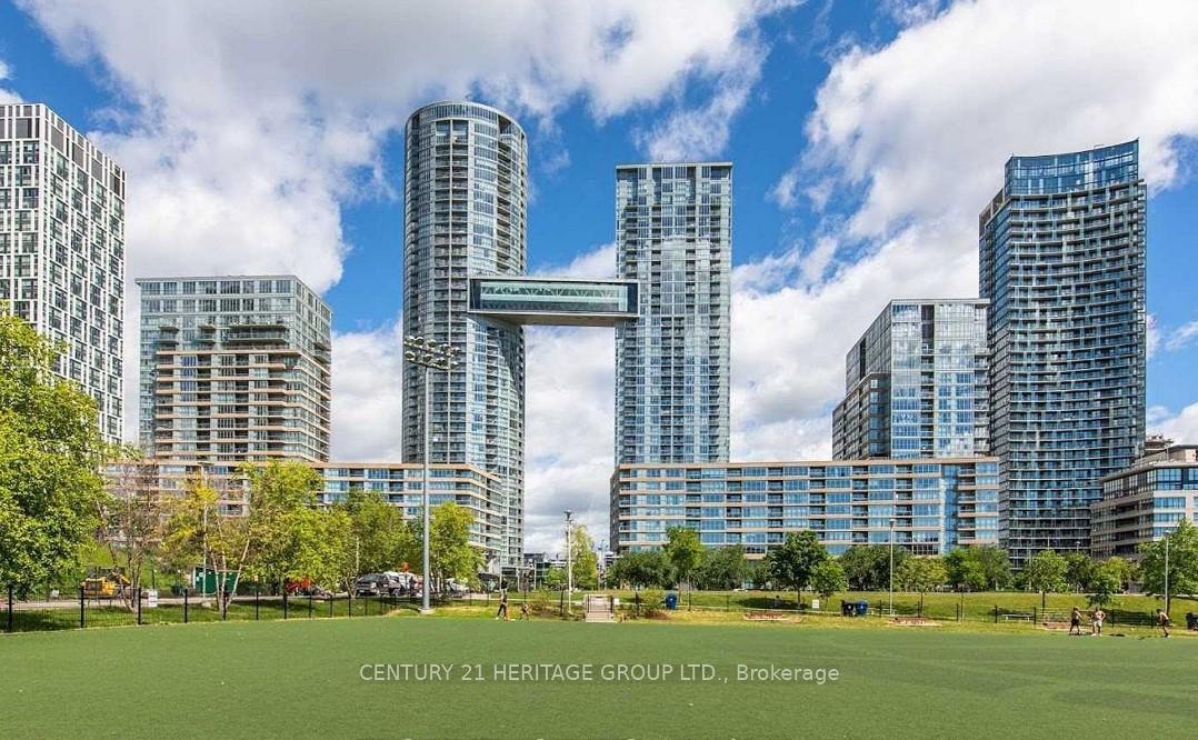 21-iceboat-terrace-toronto-ontario-c12487457