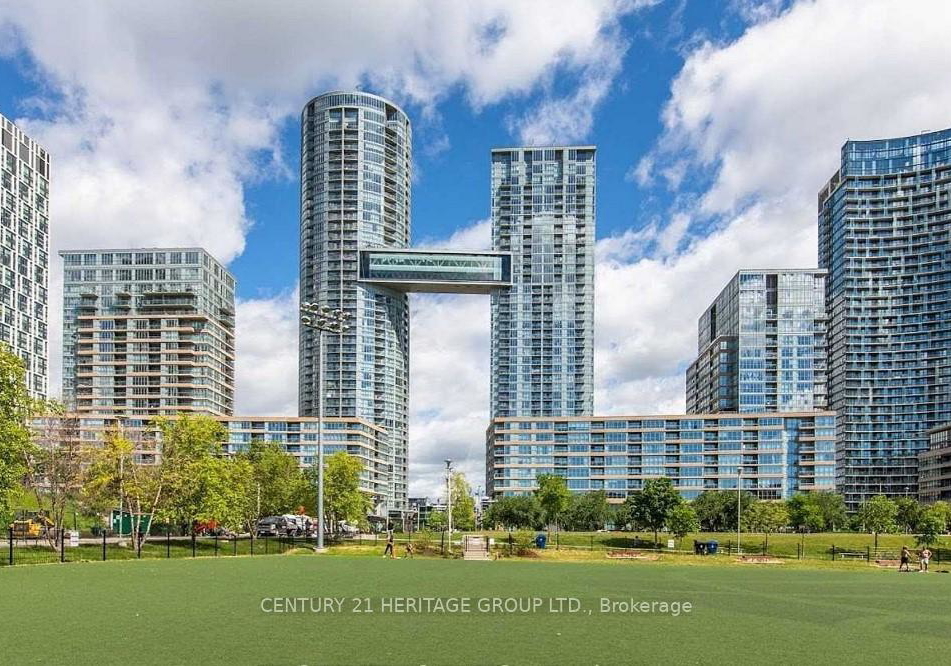 21-iceboat-terrace-toronto-ontario-c12487457