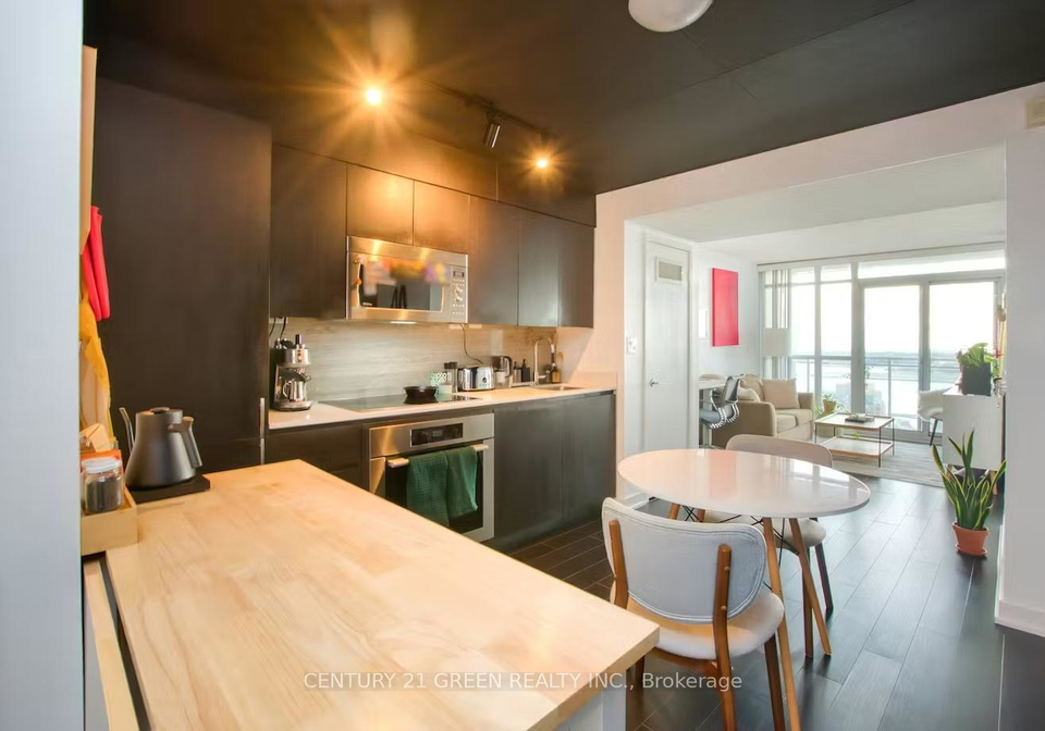 15-iceboat-terrace-toronto-ontario-c12493888