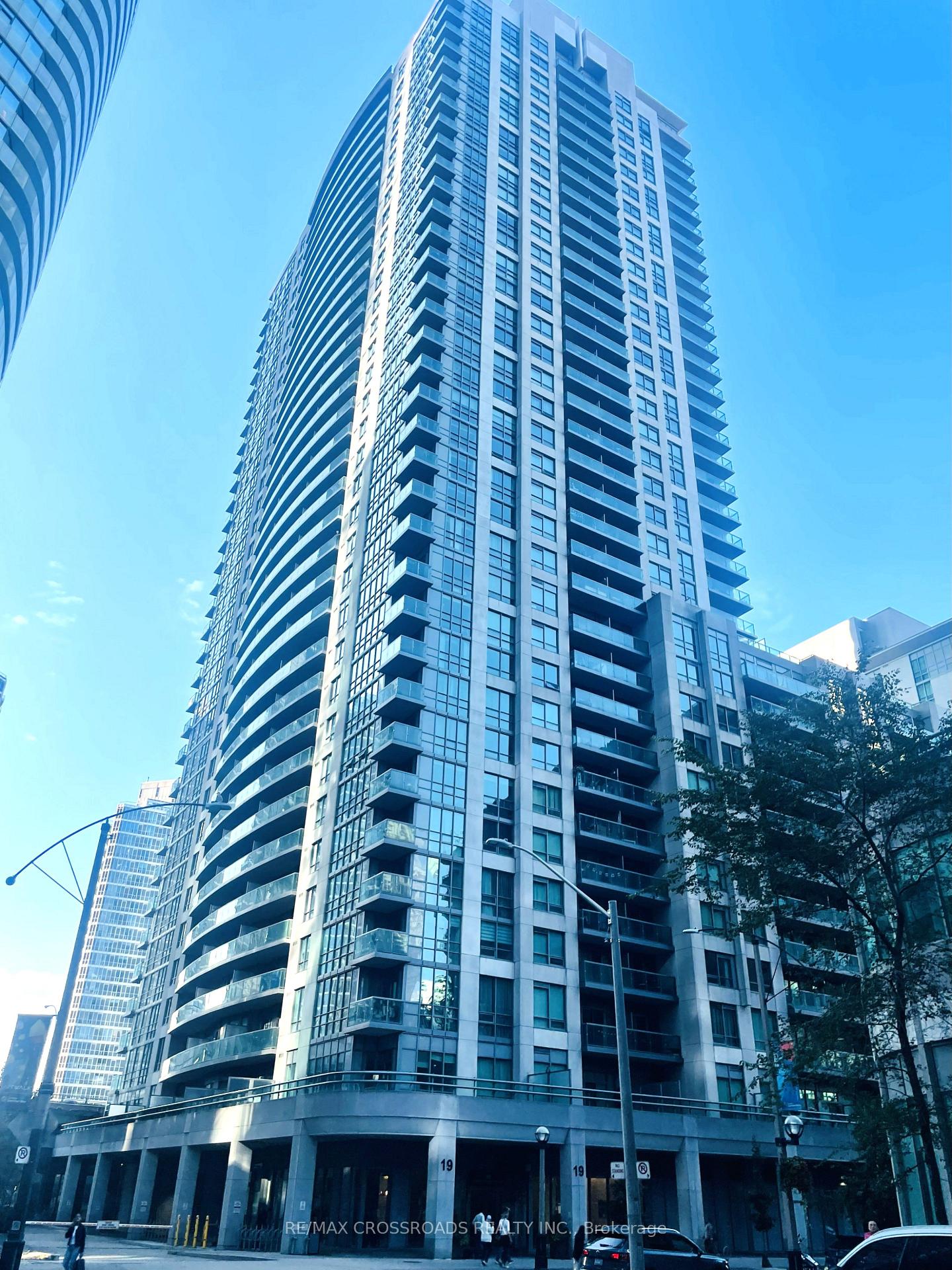 19-grand-trunk-crescent-toronto-ontario-c12496382