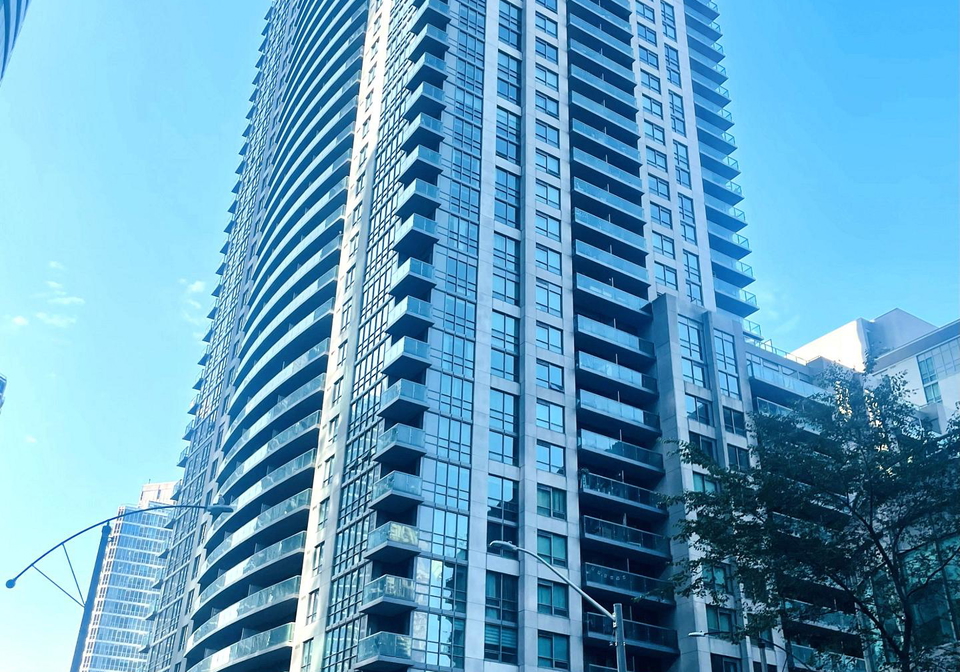 19-grand-trunk-crescent-toronto-ontario-c12496382