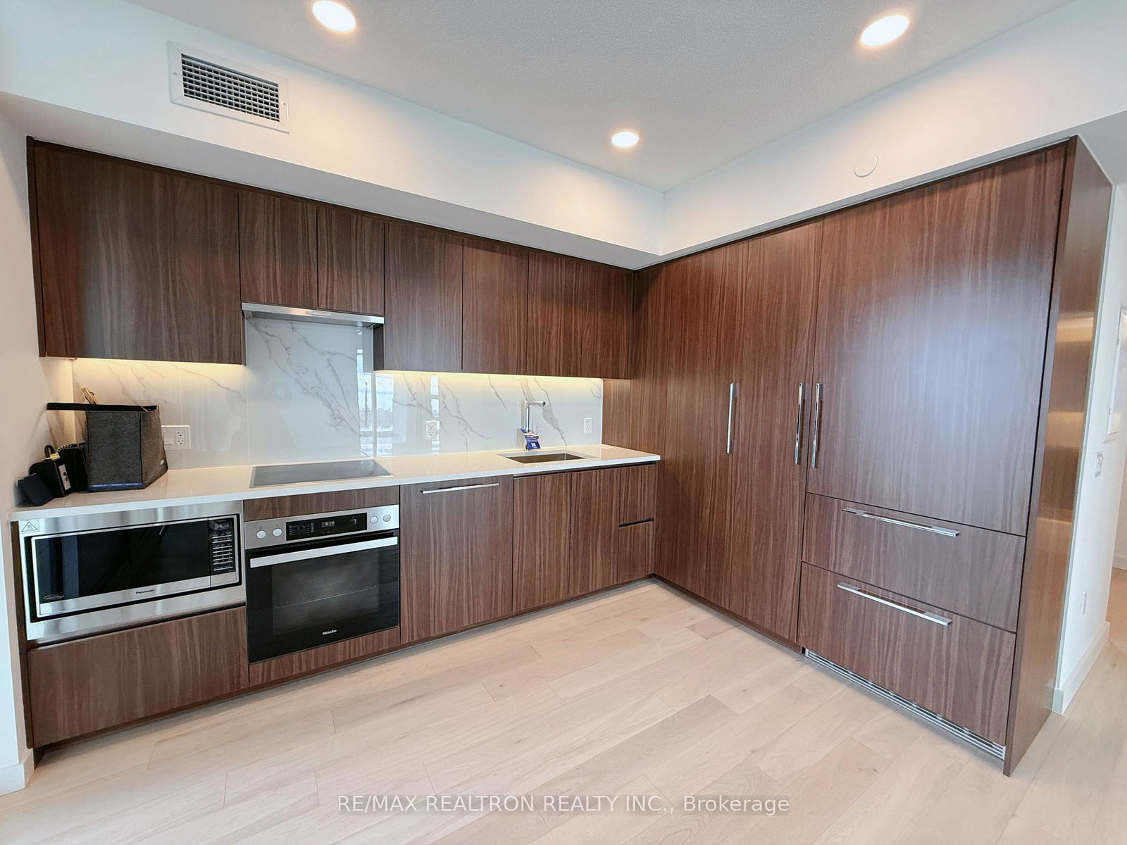 1-concord-cityplace-way-toronto-ontario-c12500256