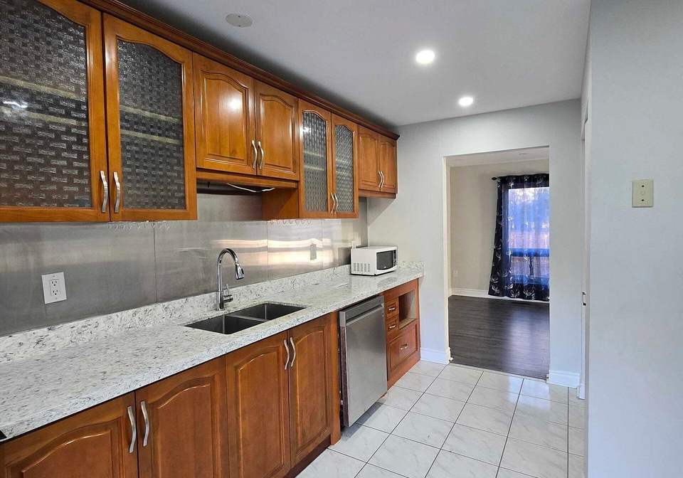 2-liszt-gate-north-york-ontario-c12506204