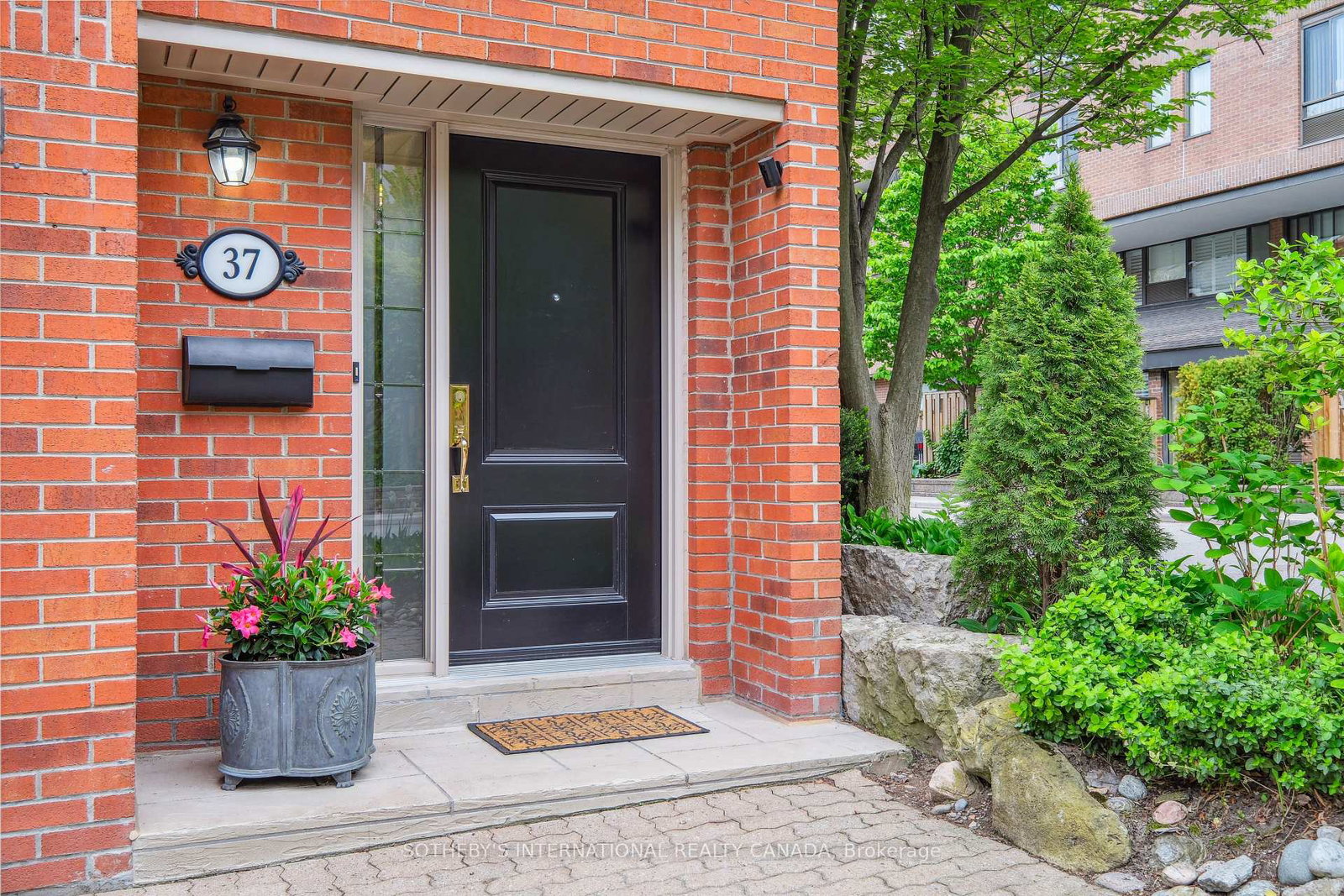 37-sylvan-valleyway-toronto-ontario-c12513848