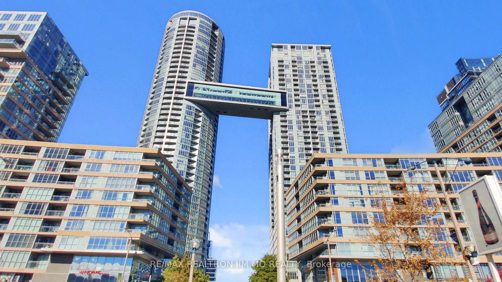 21-iceboat-terrace-toronto-ontario-c12515442