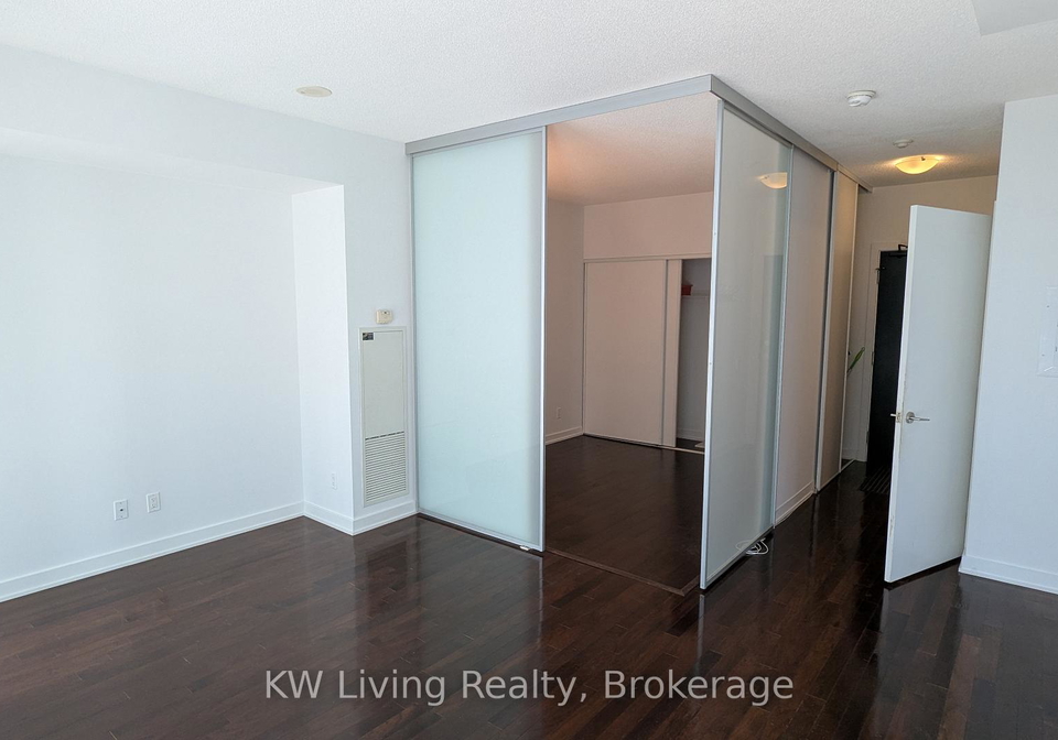 33-charles-street-e-toronto-ontario-c12532632