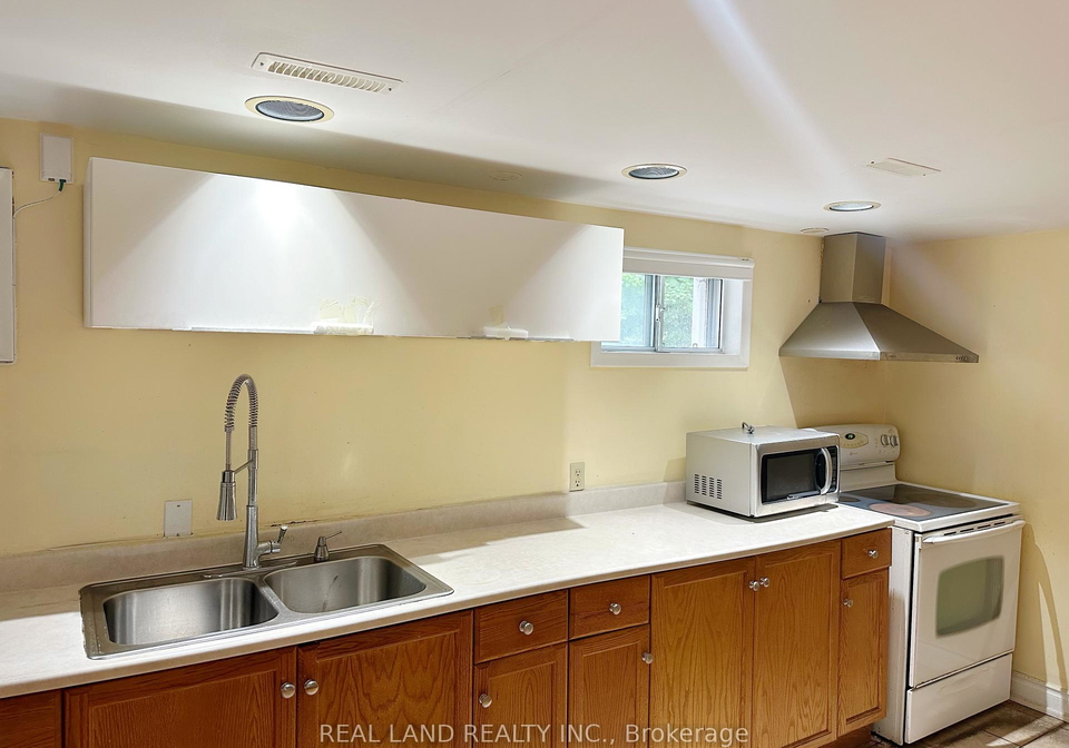 26-greyhound-drive-e-north-york-ontario-c12539554