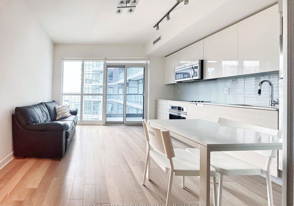 210-simcoe-street-toronto-ontario-c12539810