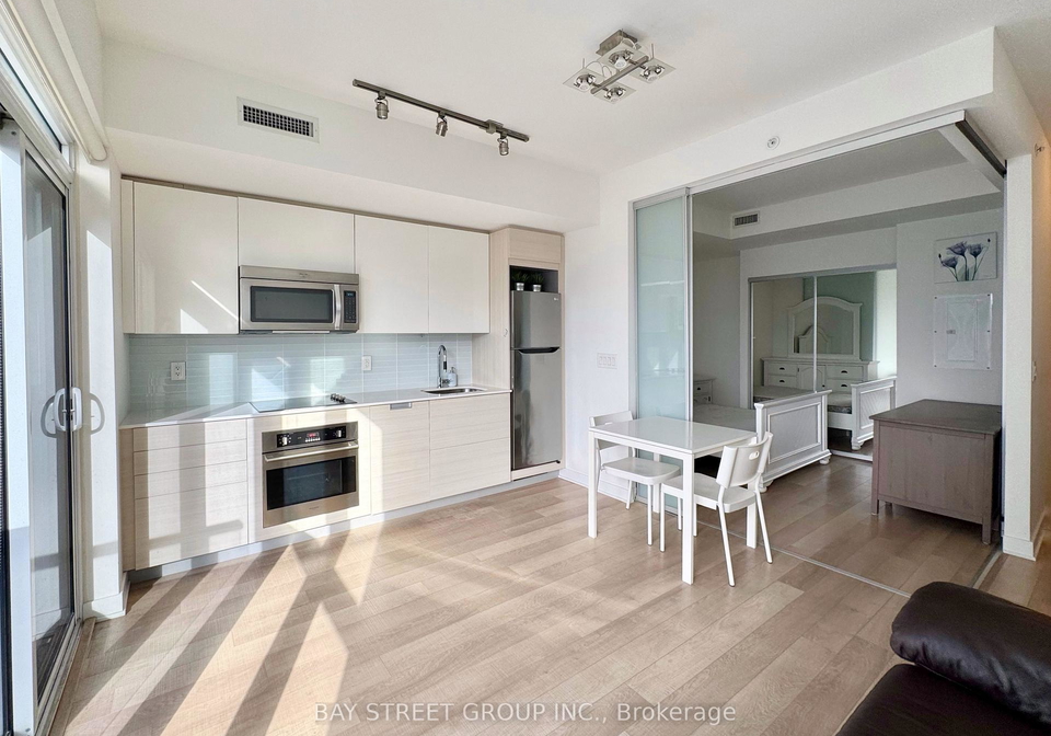 210-simcoe-street-toronto-ontario-c12539810