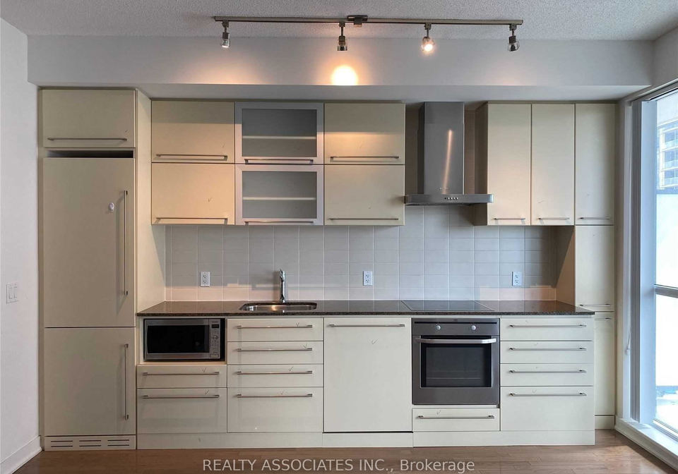 770-bay-street-toronto-ontario-c12548122