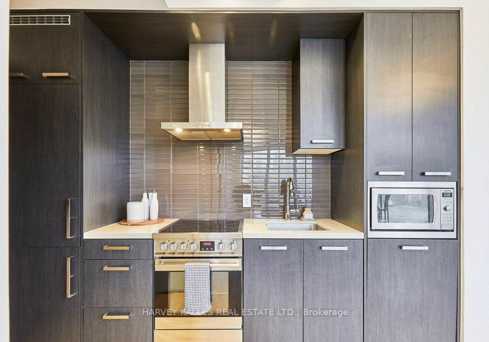 120-bayview-avenue-toronto-ontario-c12553052