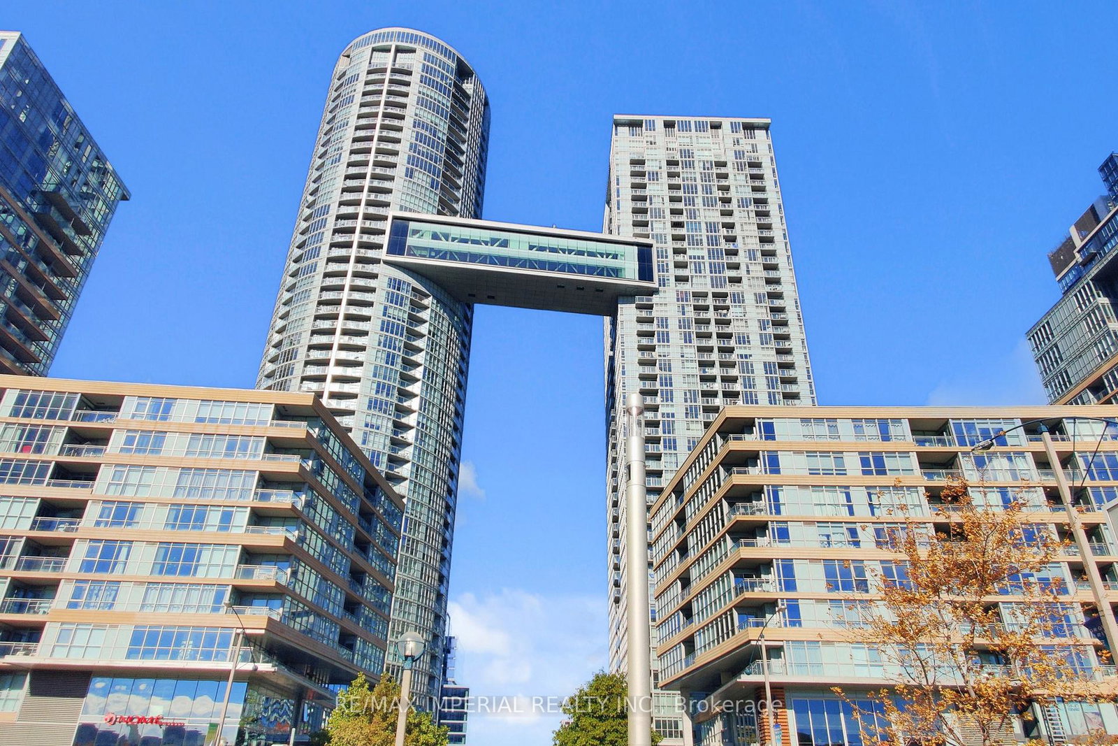 21-iceboat-terrace-toronto-ontario-c12554430