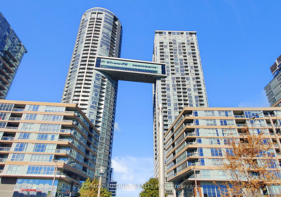 21-iceboat-terrace-toronto-ontario-c12554430