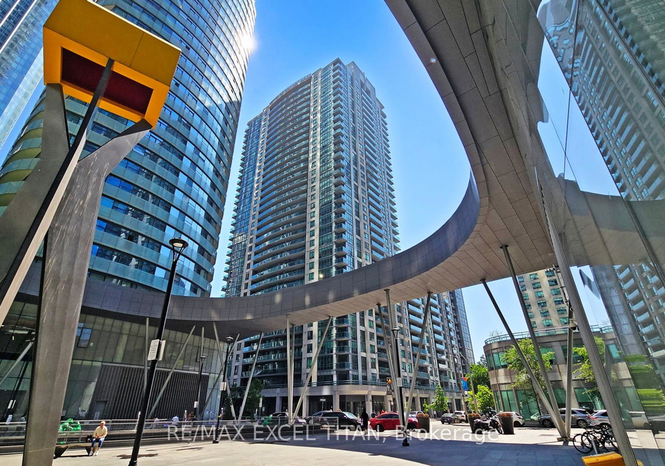 19-grand-trunk-crescent-toronto-ontario-c12562918