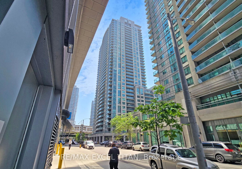 19-grand-trunk-crescent-toronto-ontario-c12562918