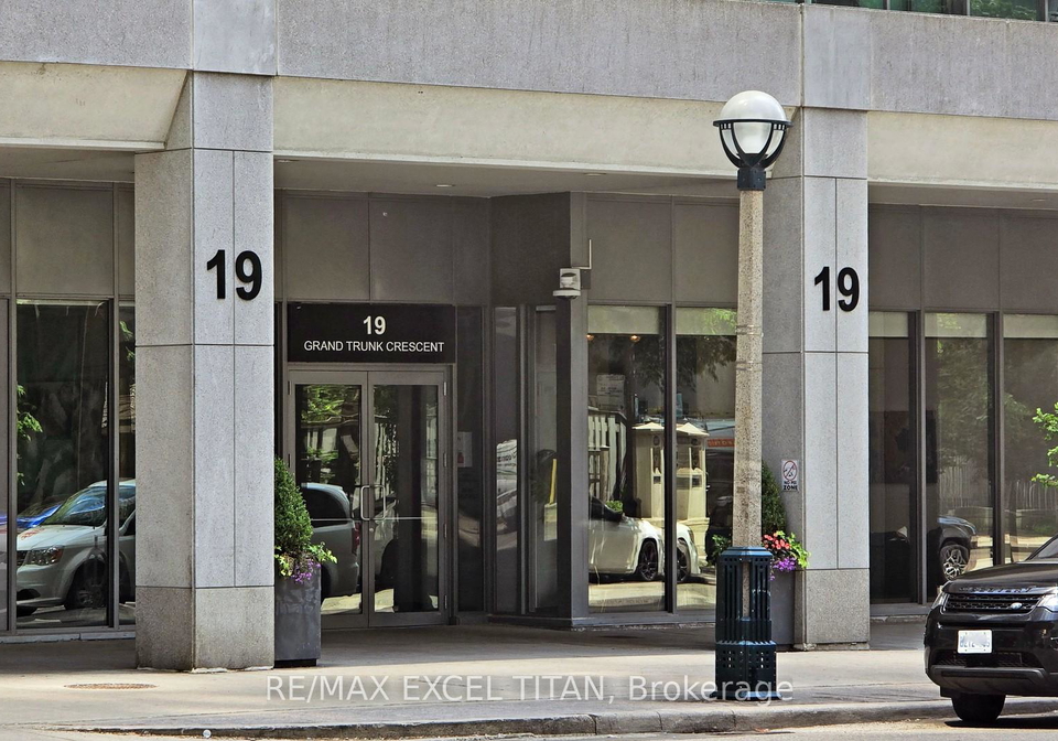 19-grand-trunk-crescent-toronto-ontario-c12562918