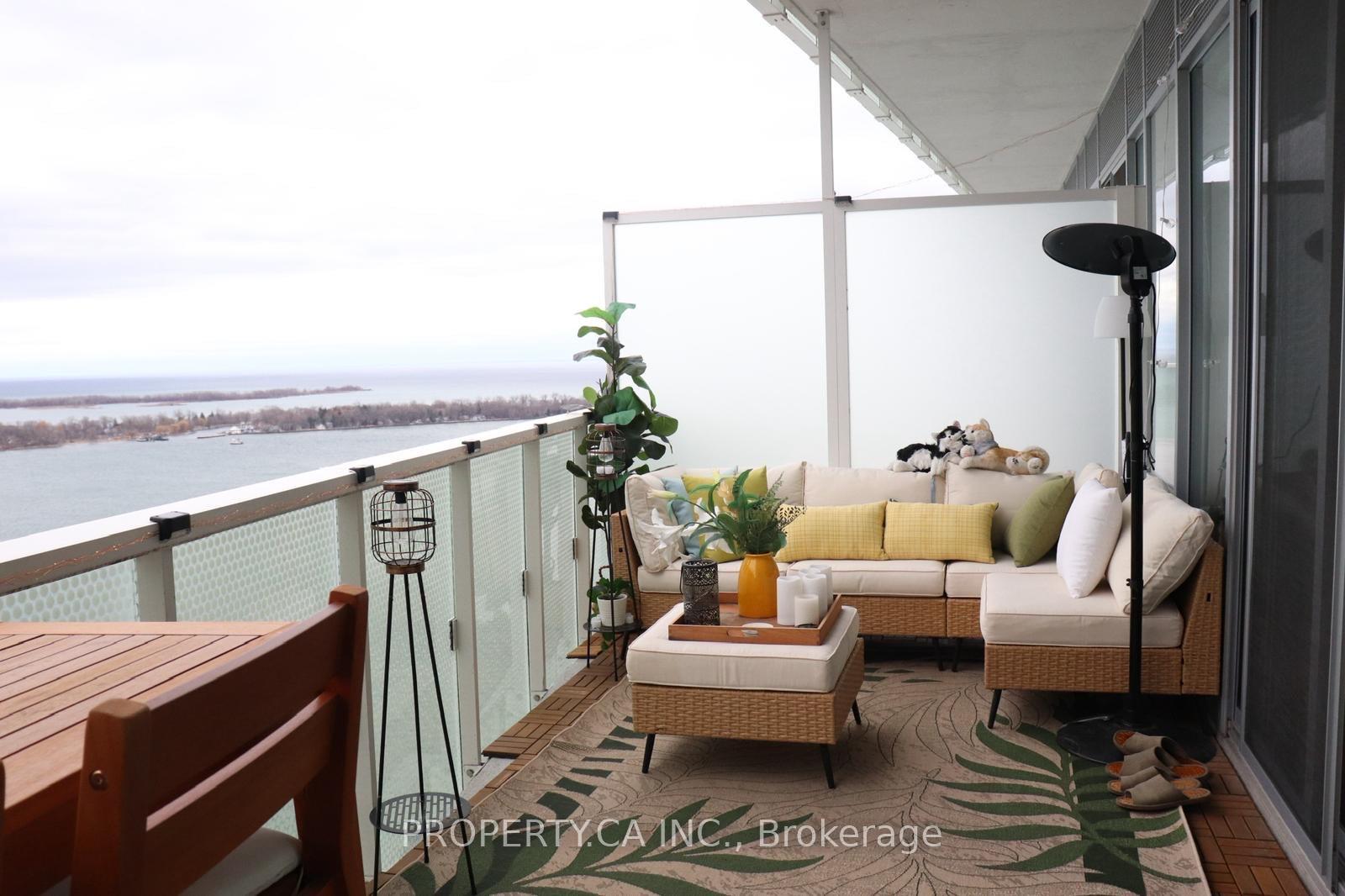 15-queens-quay-e-toronto-ontario-c12563478