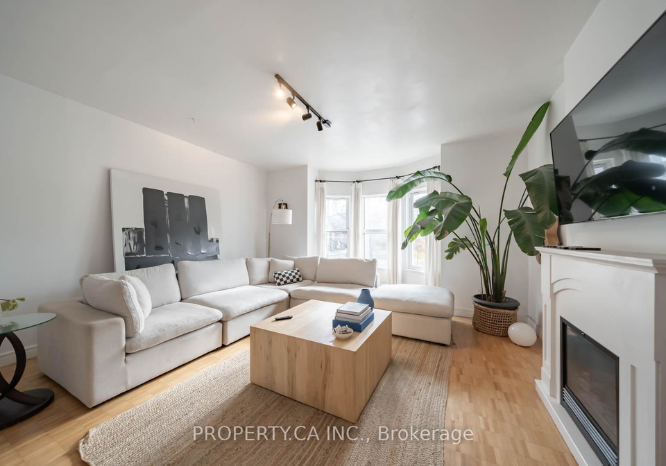 94queen-street-w-toronto-ontario-c12564088