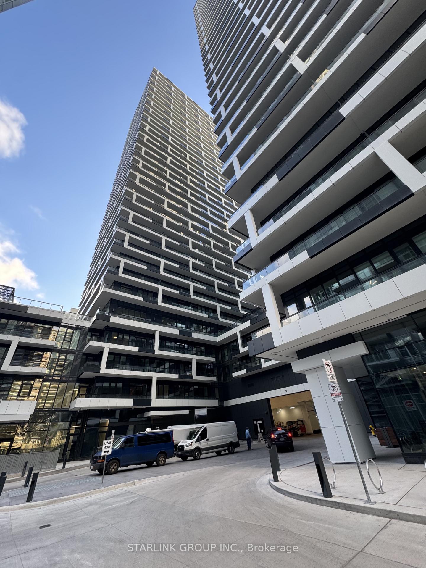 broadway-avenue-toronto-ontario-c12565382