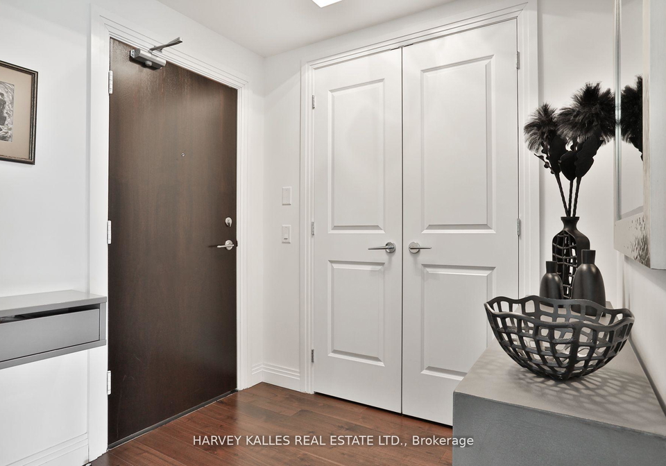 1-benvenuto-place-toronto-ontario-c12565736