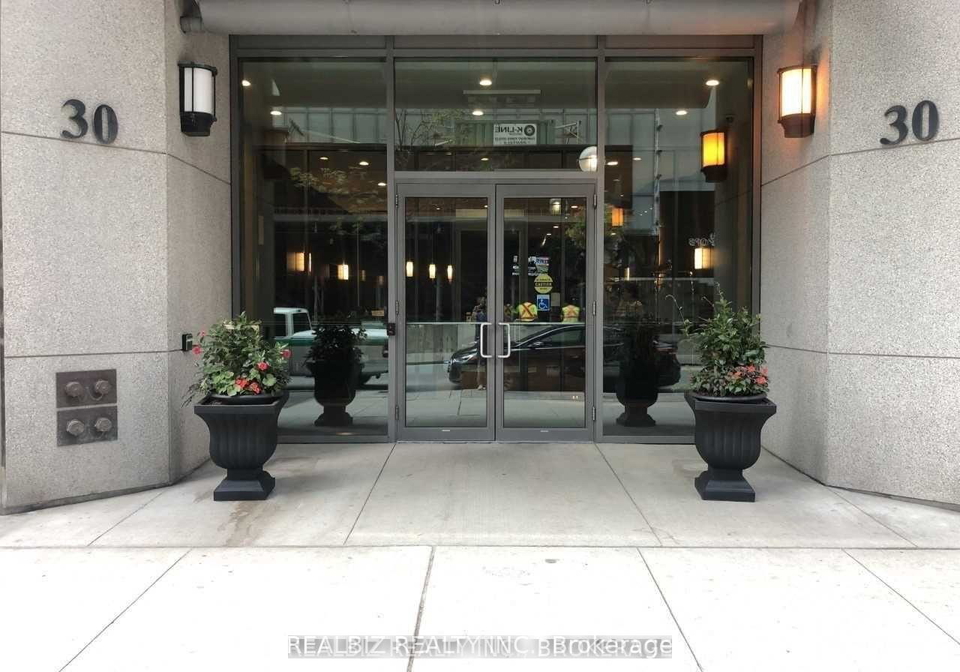 30-grand-trunk-crescent-toronto-ontario-c12568144