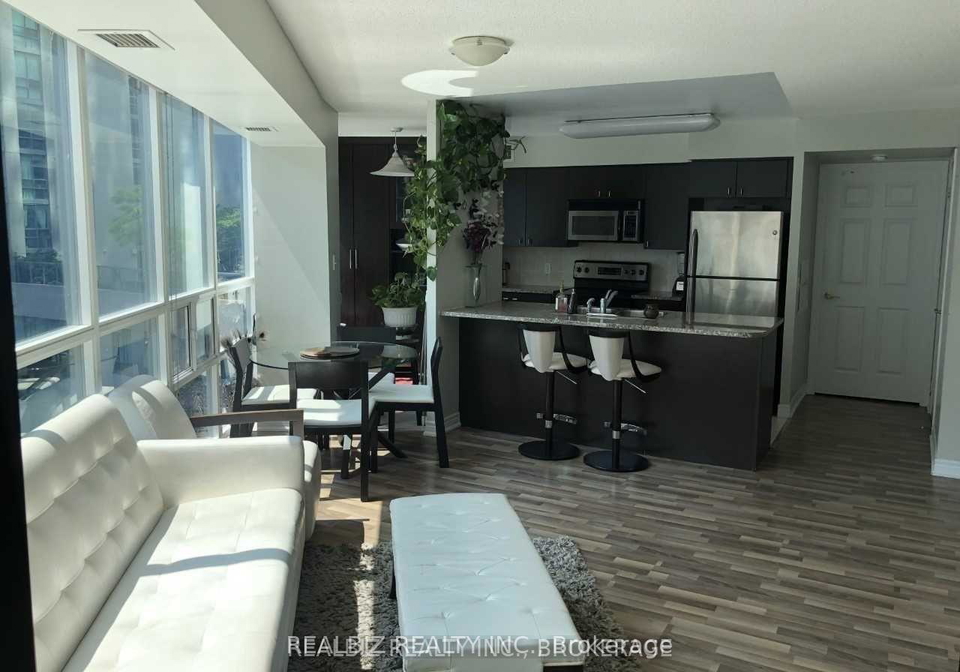 30-grand-trunk-crescent-toronto-ontario-c12568144