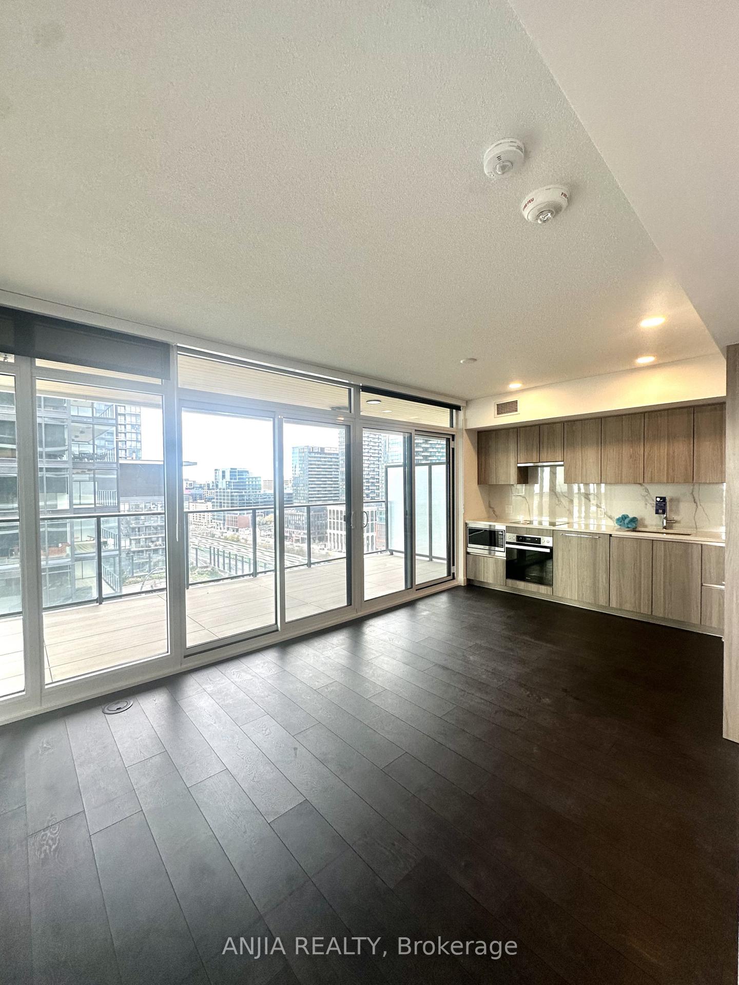 1-concord-cityplace-way-toronto-ontario-c12570110