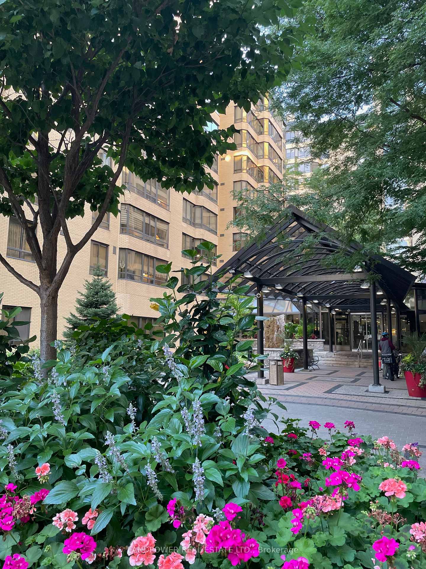 280-simcoe-street-toronto-ontario-c12570136