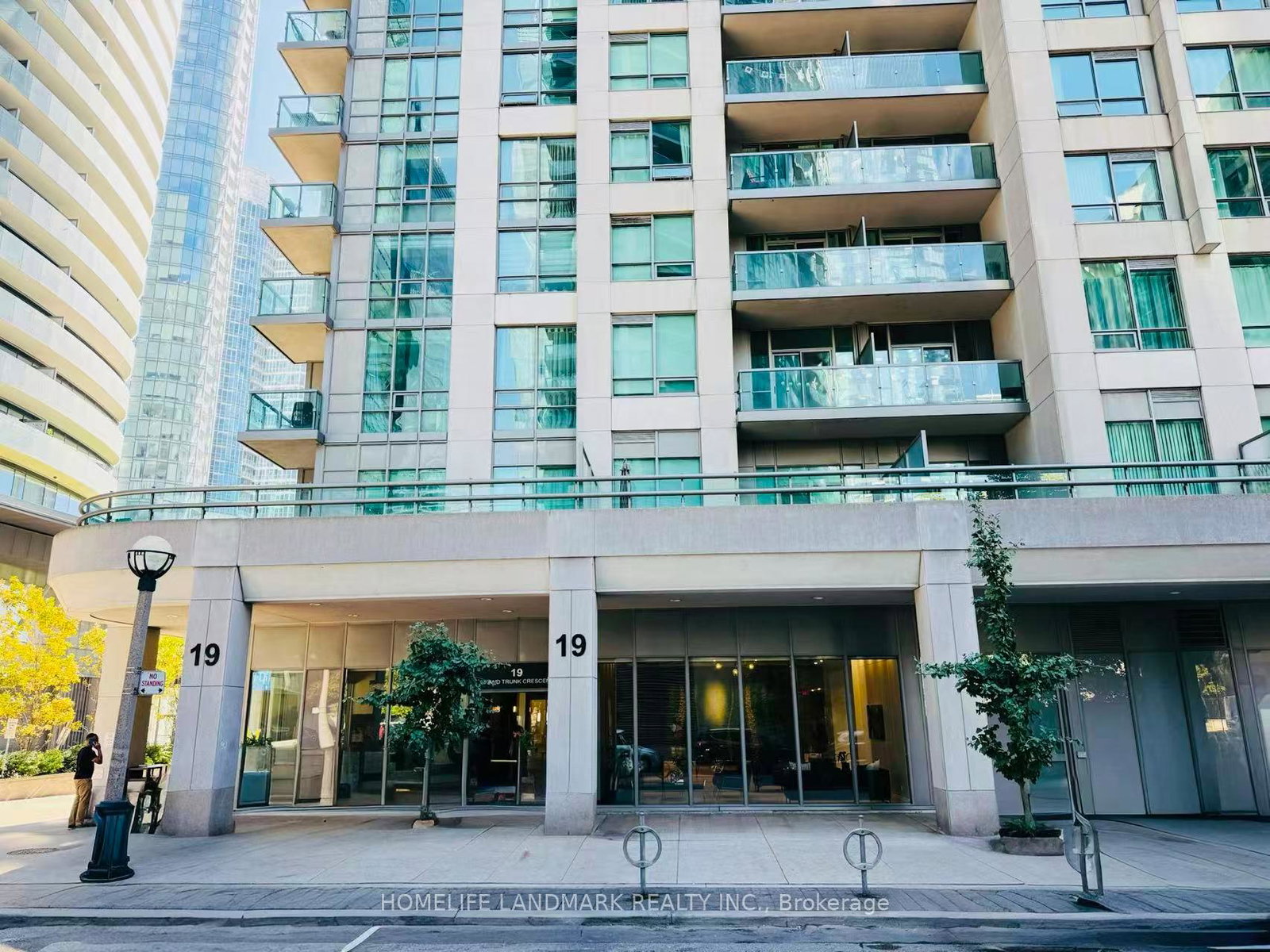19-grand-trunk-crescent-toronto-ontario-c12570224