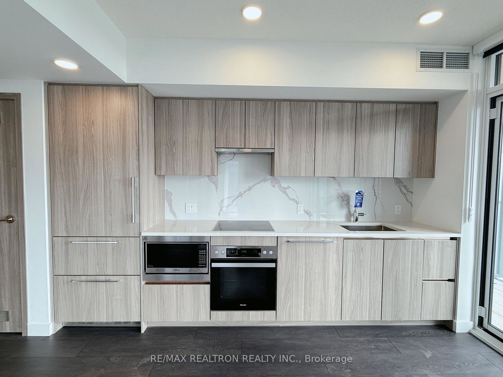 3-concord-cityplace-way-toronto-ontario-c12570620