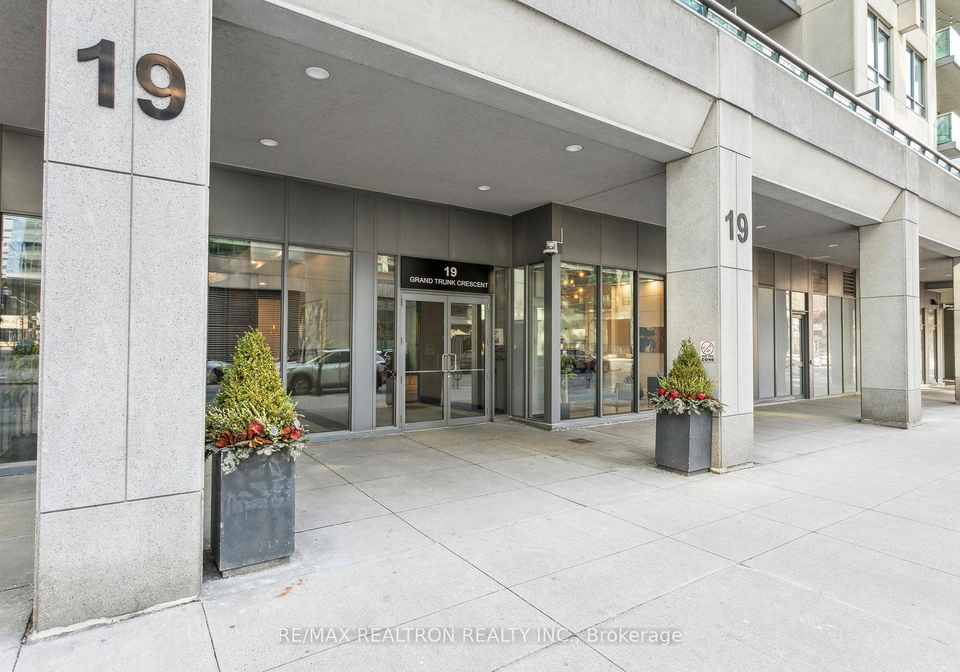 19-grand-trunk-crescent-toronto-ontario-c12572754