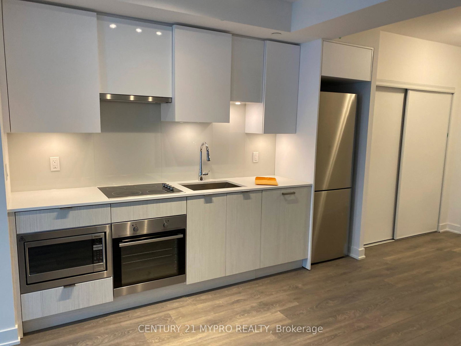 99-broadway-avenue-toronto-ontario-c12573676