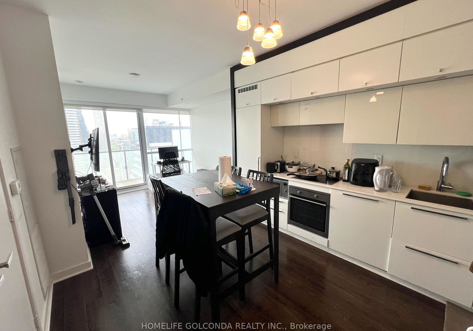 15-grenville-street-toronto-ontario-c12577358