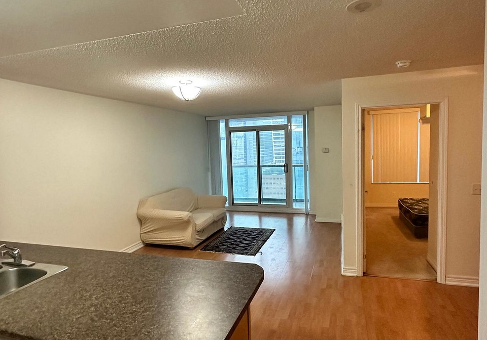 30-grand-trunk-crescent-toronto-ontario-c12577576