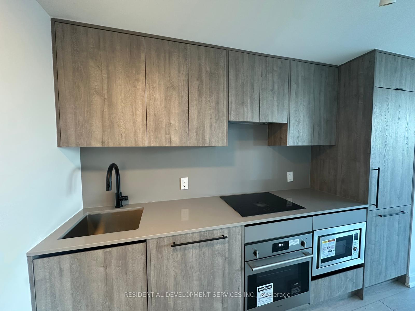 5-lakeview-avenue-toronto-ontario-c12580054