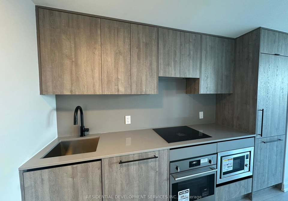 5-lakeview-avenue-toronto-ontario-c12580054