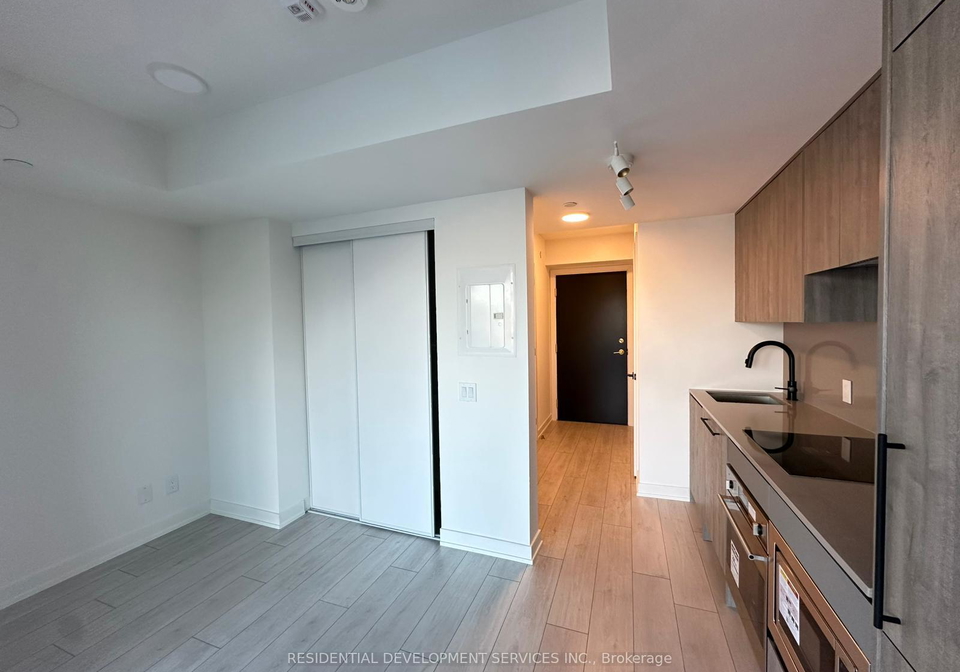 5-lakeview-avenue-toronto-ontario-c12580054