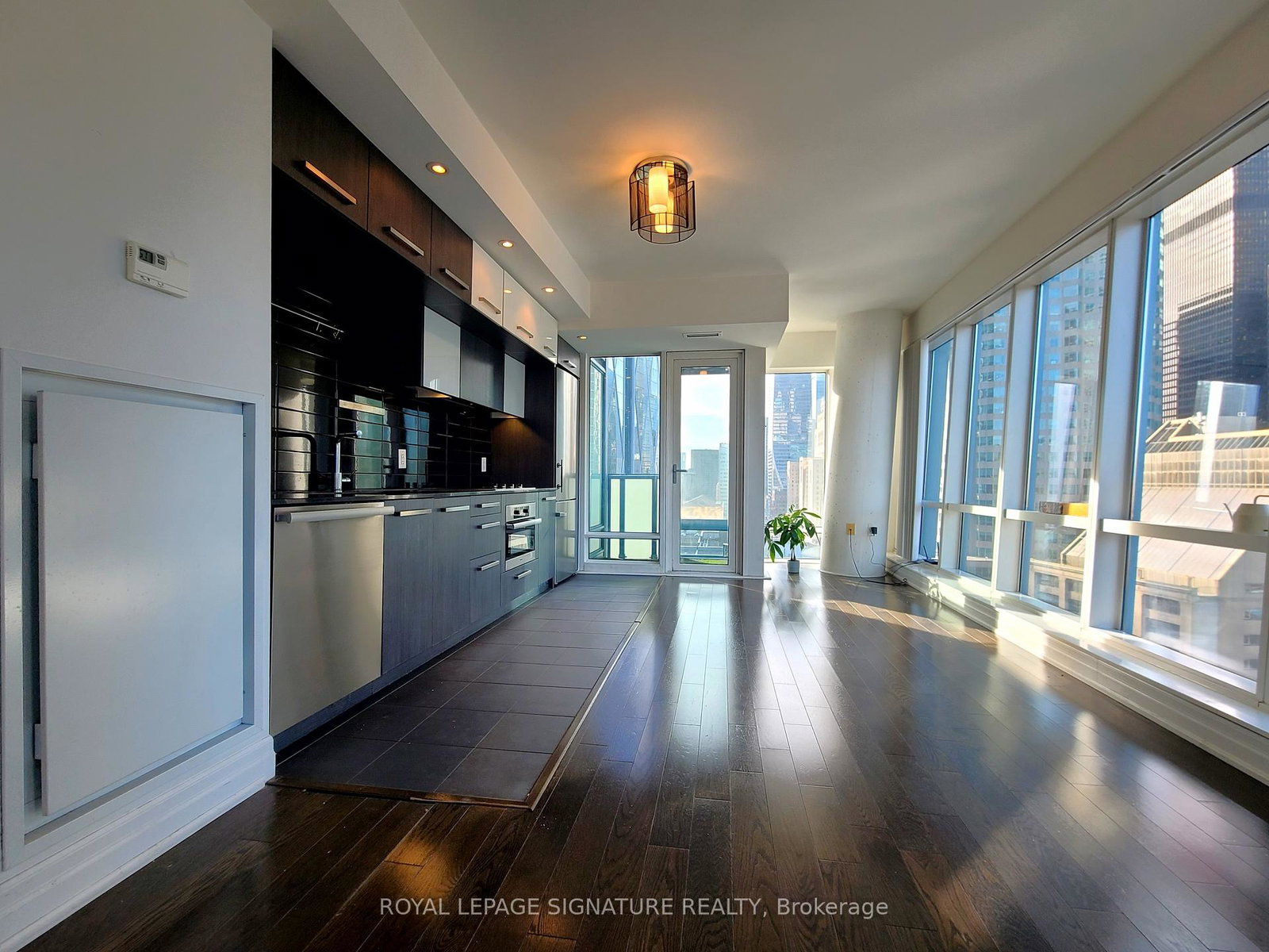 8-the-esplanade-toronto-ontario-c12581516