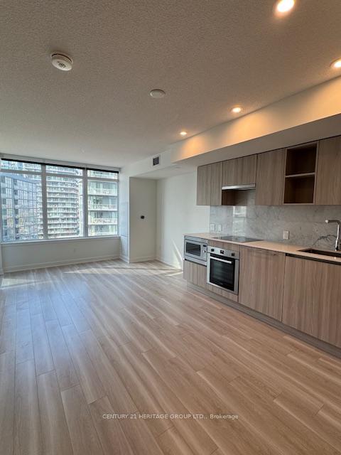 19-bathurst-street-toronto-ontario-c12586992