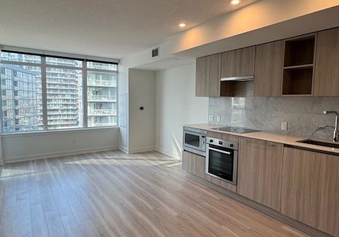 19-bathurst-street-toronto-ontario-c12586992