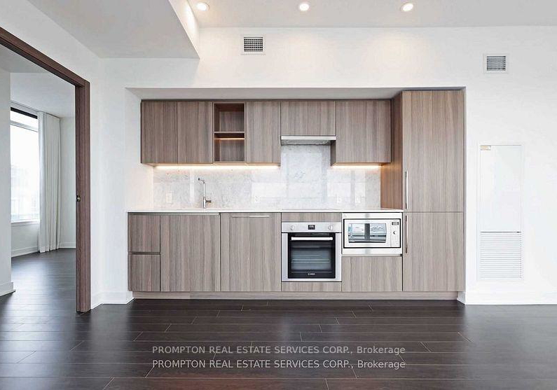 19-bathurst-street-toronto-ontario-c12594544