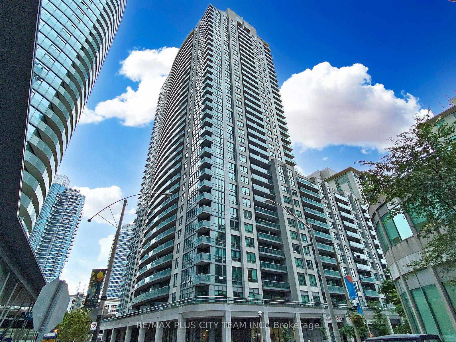 19-grand-trunk-crescent-toronto-ontario-c12595404