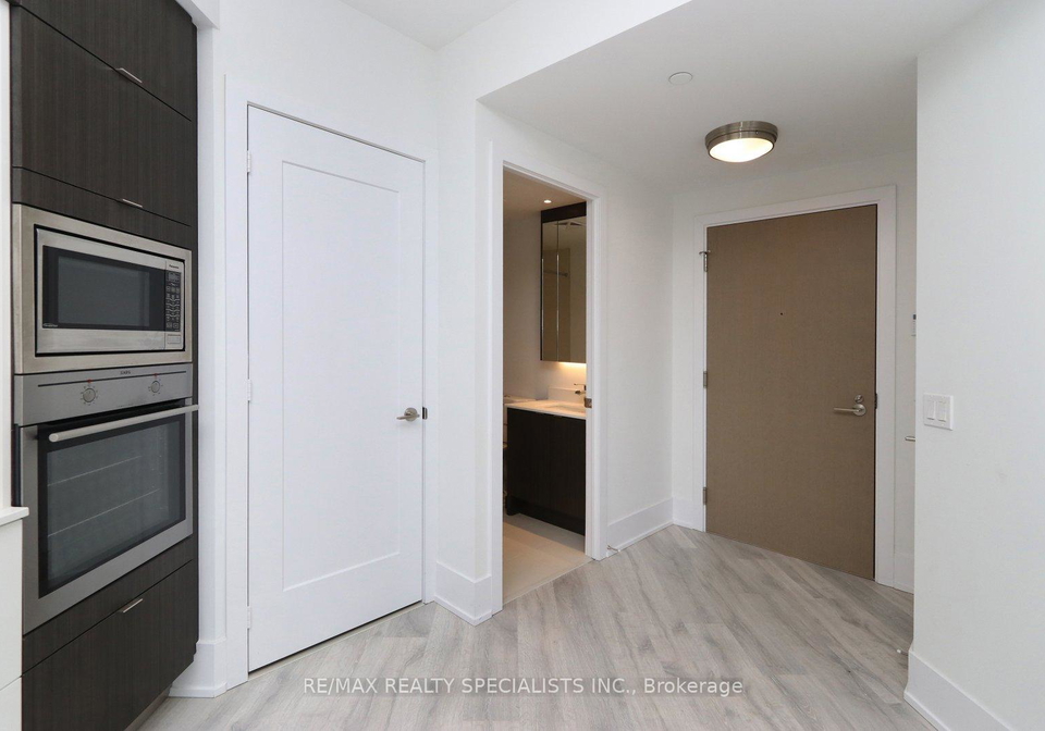 1-edgewater-drive-toronto-ontario-c12598280